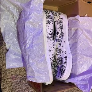 COLOR In the white Vans